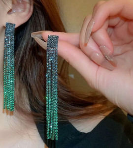 Серьги длинные вечерние блестящие зеленые стразы
